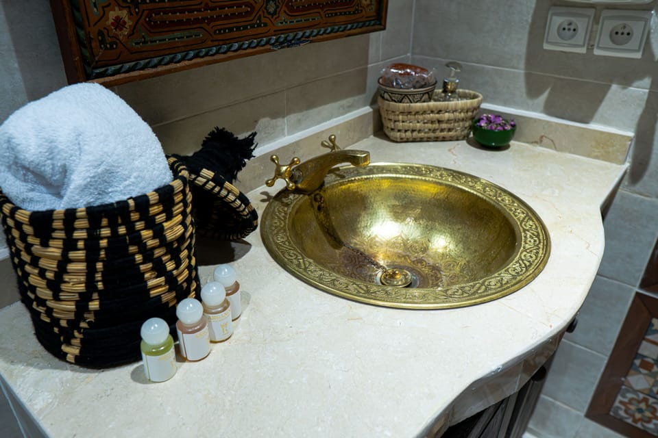 Junior Suite | Bathroom | Shower, hair dryer, slippers, towels