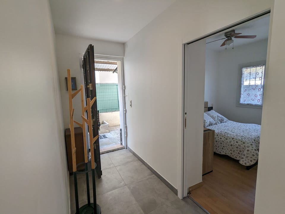 Puerta de entrada con un pasillo