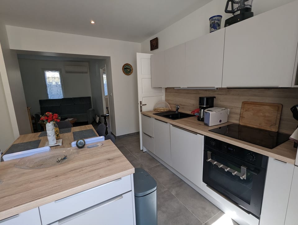 Fully equipped kitchen with all the necessary amenities for a pleasant stay: fridge, freezer, dishwasher, oven, microwave, etc.