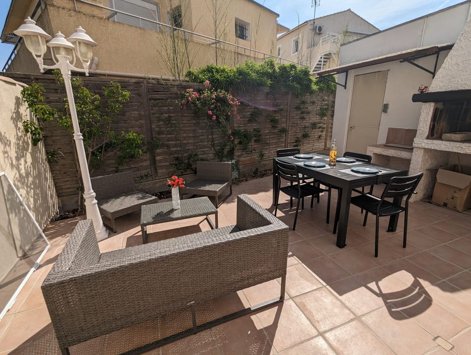 The terrace of 30 m2 is equipped with an outdoor table, a garden furniture and a barbecue, thus creating a large space to relax and enjoy the outdoors