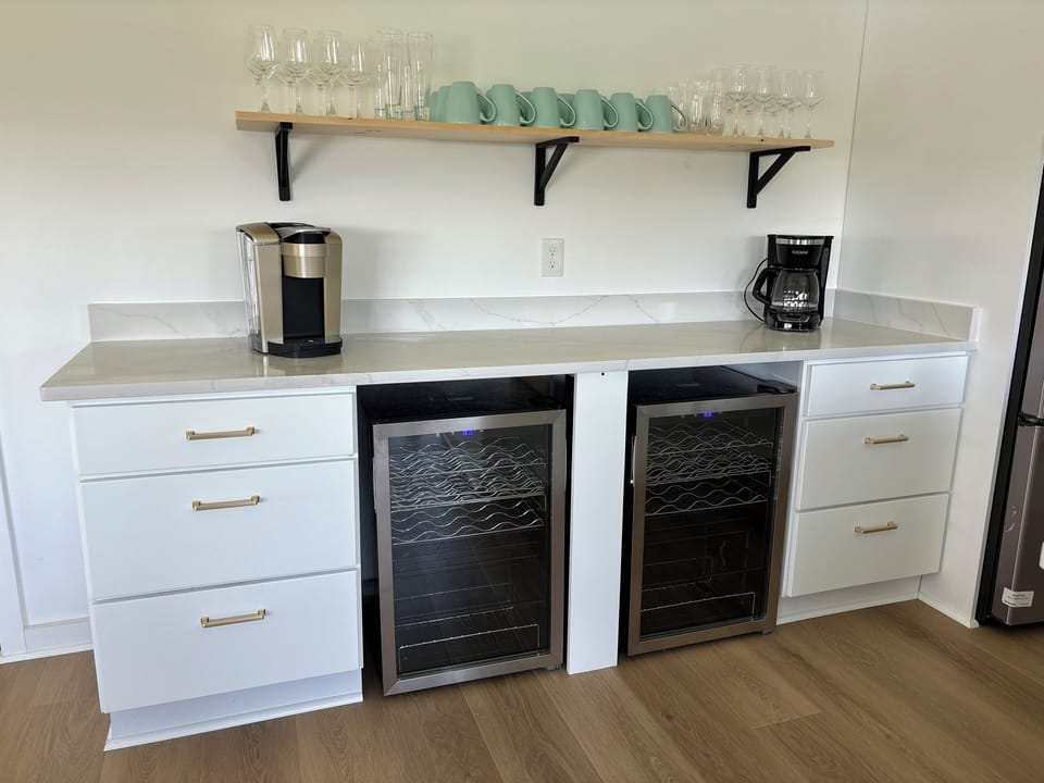 Kitchen/wet bar
