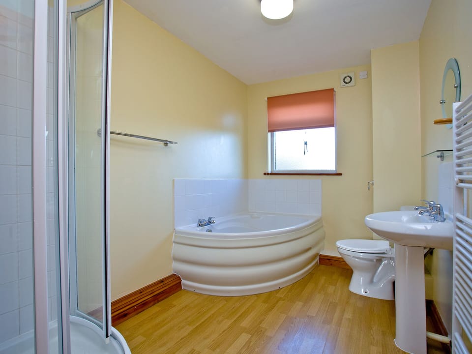 Bathroom | Ash lodge - Retallack, St Columb
