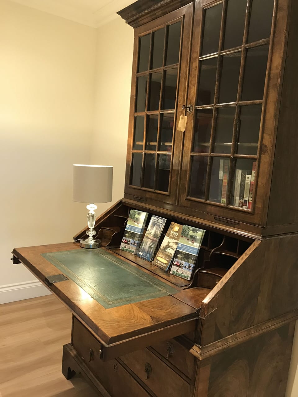 Entrance room for boots and coat.
