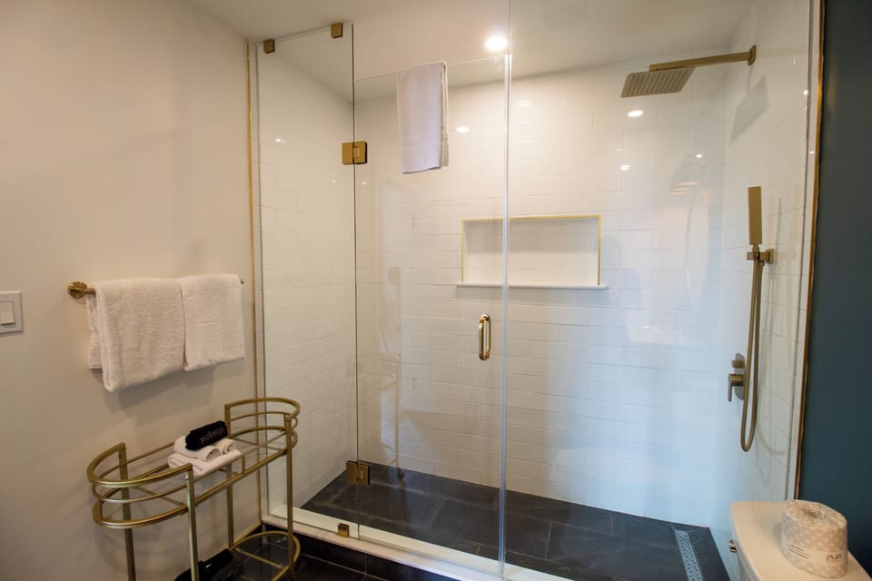 Classic Room | Bathroom | Shower, designer toiletries, hair dryer, towels