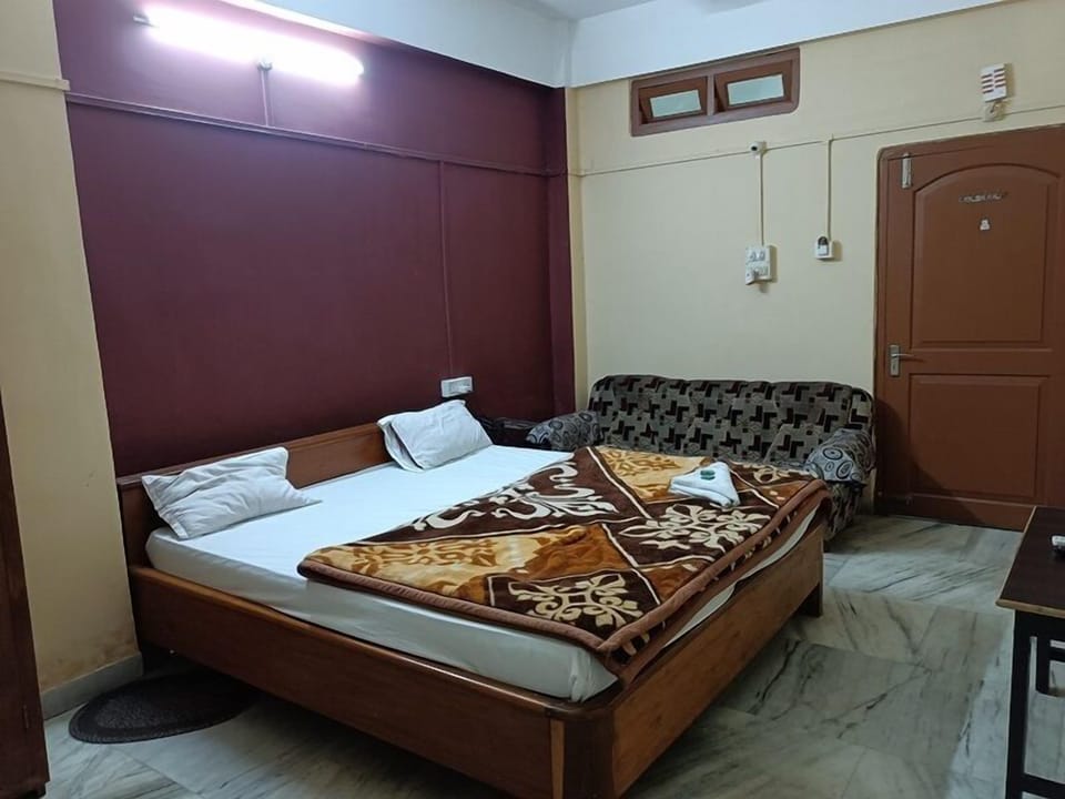 Desk, laptop workspace, soundproofing, rollaway beds (surcharge)
