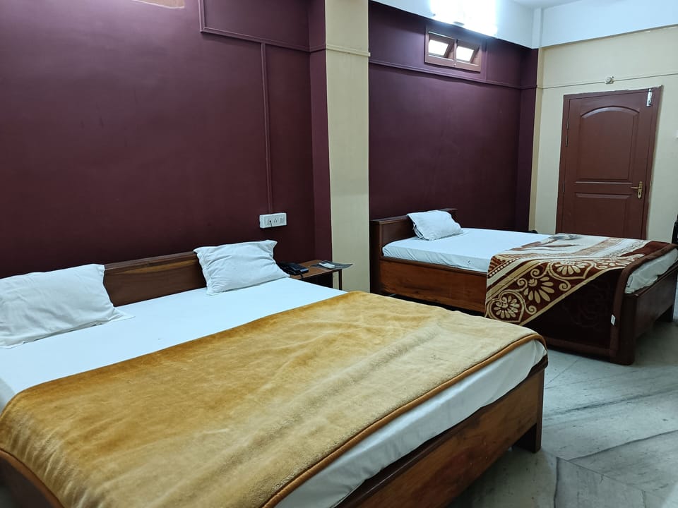 Desk, laptop workspace, soundproofing, rollaway beds (surcharge)