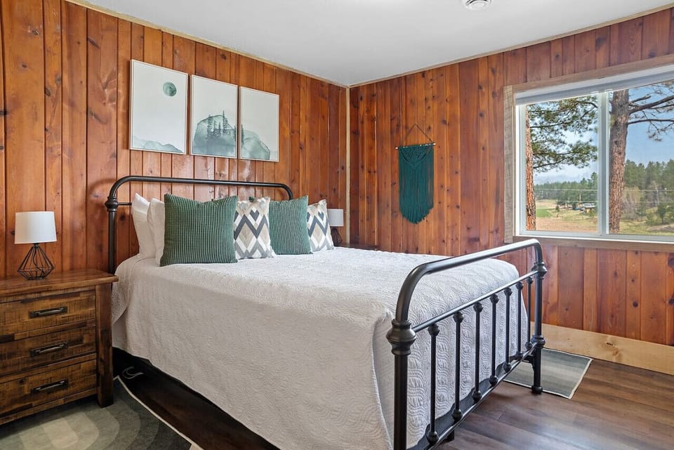 ... linens are crisp, clean, and fresh! Have blackout shades, or you can leave them up and look out at the star-filled skies at night.