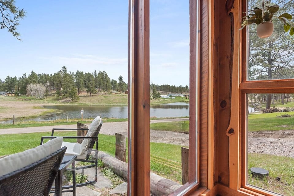 Pond view just in front of the cabin. Total privacy!