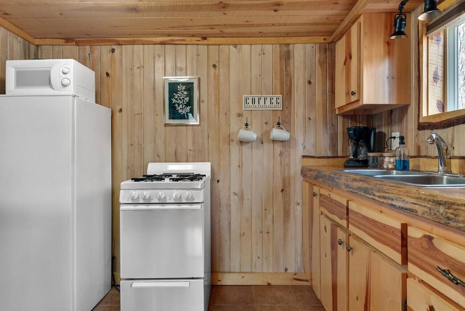 Our fully stock kitchen makes mealtime so easy with cooking oil & basic spices, stove, coffee maker ..