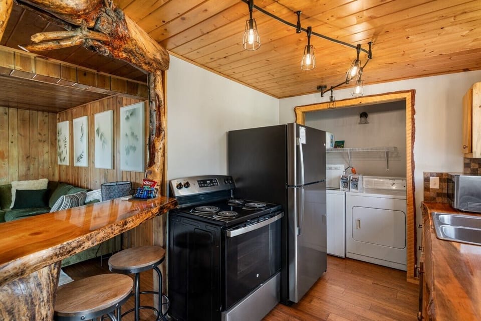 The kitchen is well equipped. Makes mealtime so easy..
