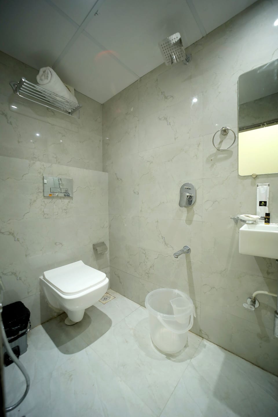 Deluxe Cabin | Bathroom | Shower, rainfall showerhead, towels