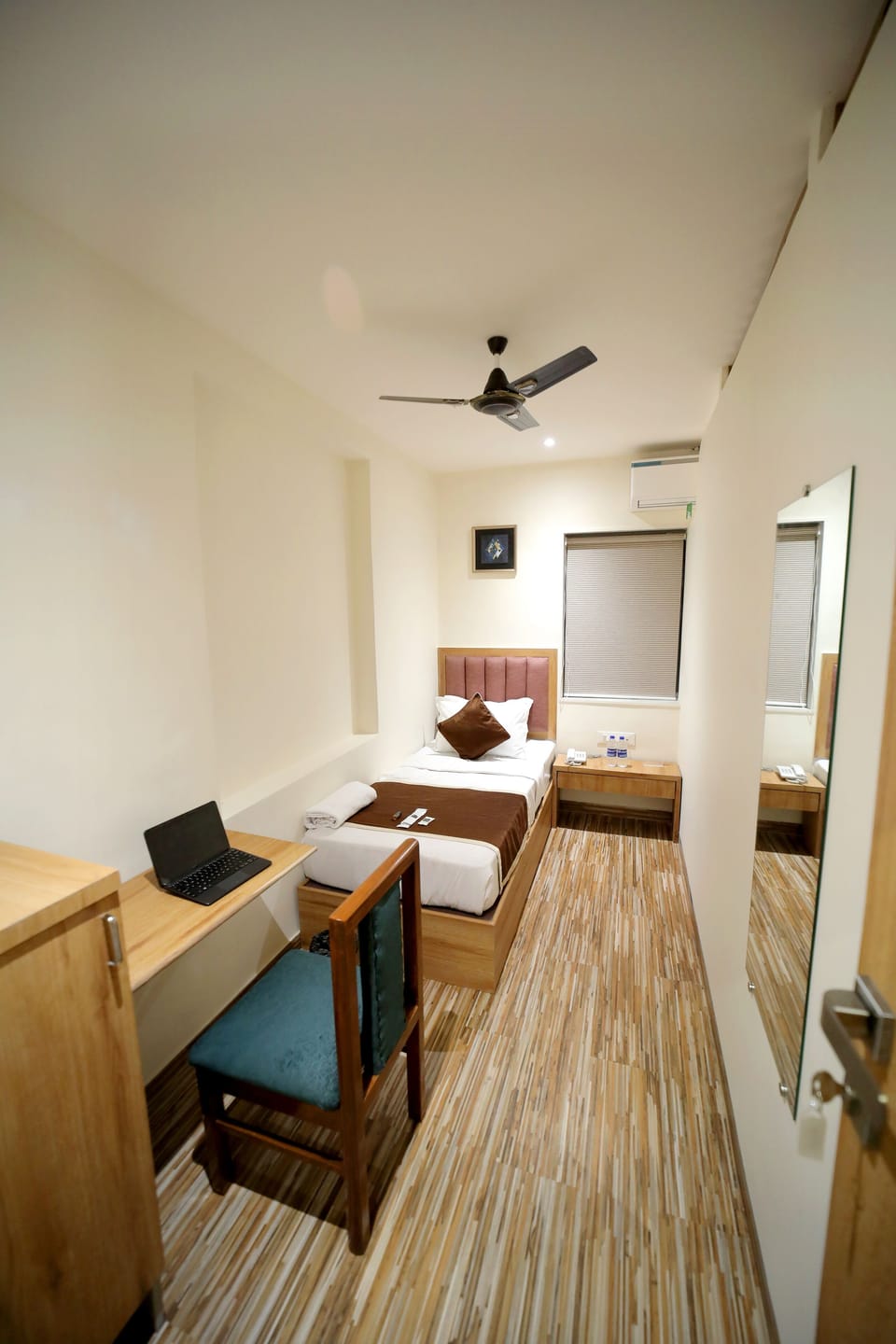 Deluxe Cabin | Memory foam beds, laptop workspace, free WiFi