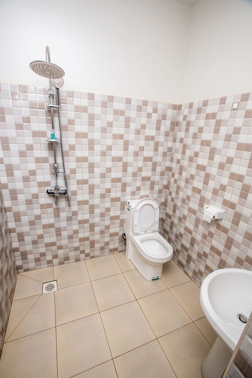 Shower, rainfall showerhead, free toiletries, slippers