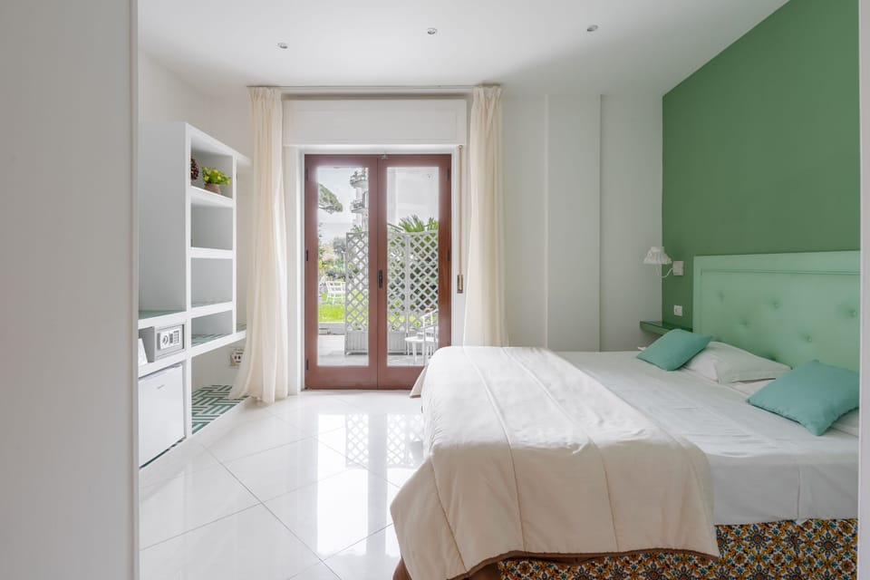 Deluxe Room | Hypo-allergenic bedding, down comforters, memory foam beds, minibar