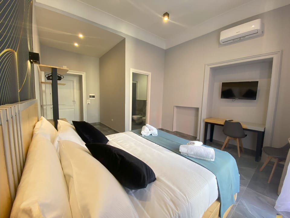 Standard Room | 1 bedroom, down comforters, desk, laptop workspace