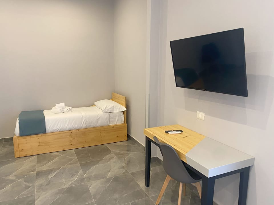Deluxe Room | 1 bedroom, down comforters, desk, laptop workspace
