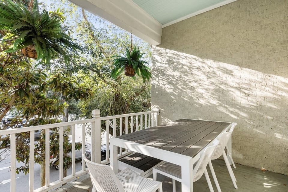 Outdoor balcony with seating/dining space for your group! 
