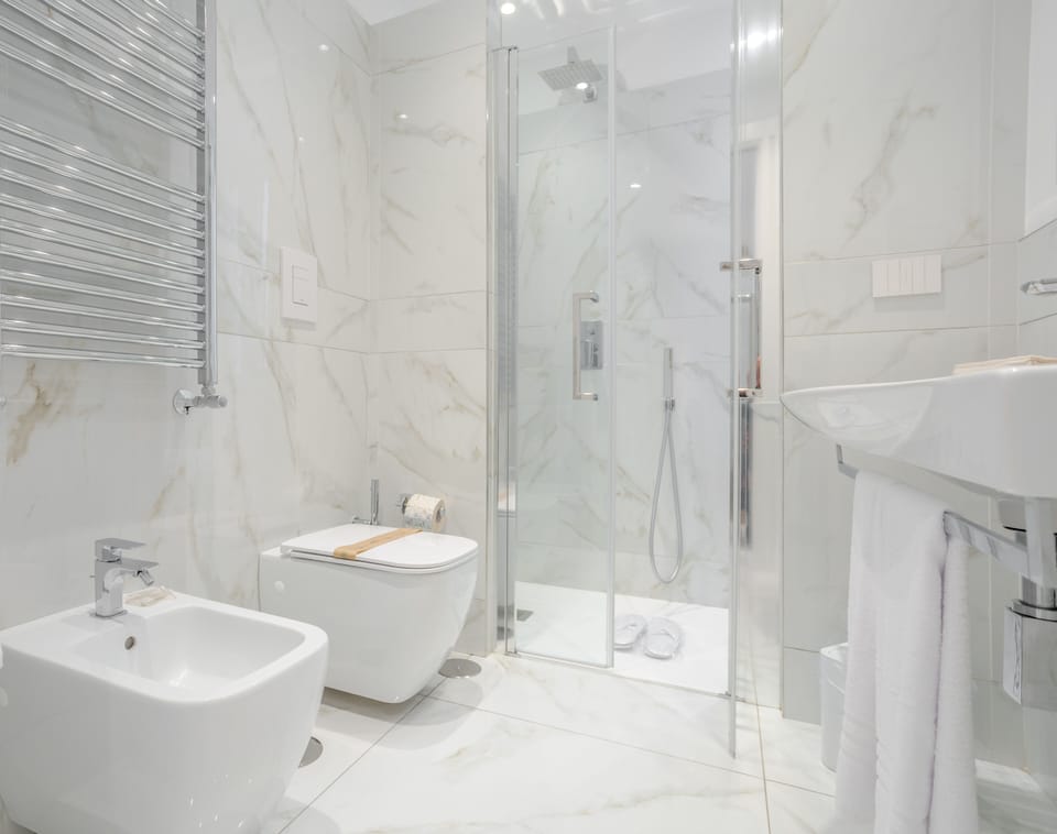 Deluxe Room | In-room safe, desk, blackout drapes, soundproofing