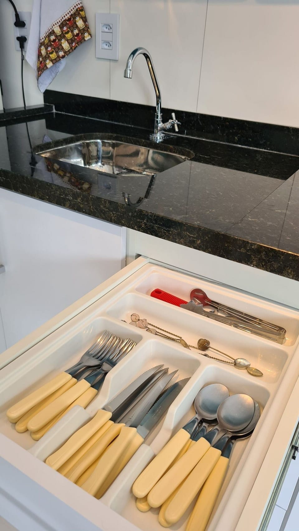 Deluxe Apartment | Private kitchen | Fridge, microwave, blender, cookware/dishes/utensils