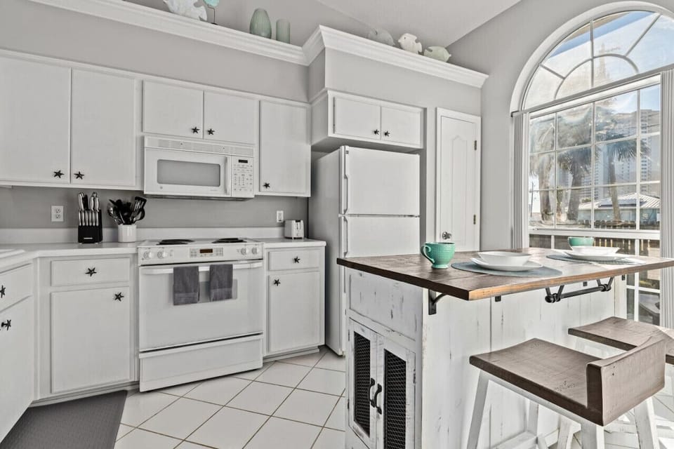 Bright, clean kitchen with gorgeous natural light & eat-in island