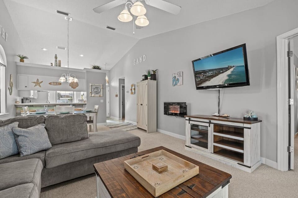 Spacious living room w/ sleeper sofa, open layout