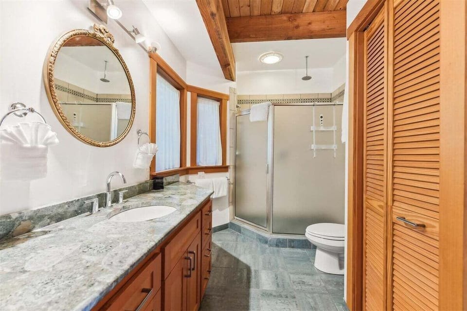 Downstairs En Suite Bathroom at Fernhaven