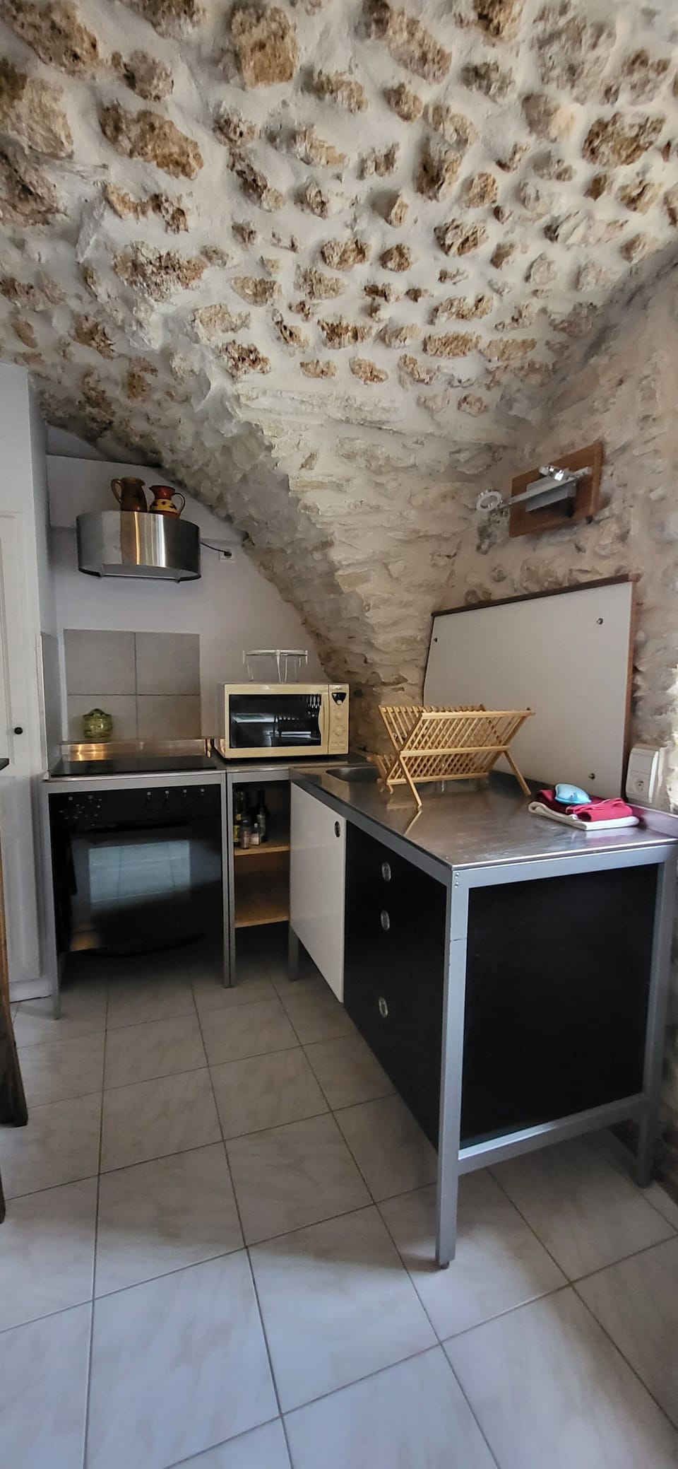 Deluxe Studio, 1 King Bed, Non Smoking, Kitchen | Private kitchen | Shared fridge, microwave, coffee/tea maker, electric kettle
