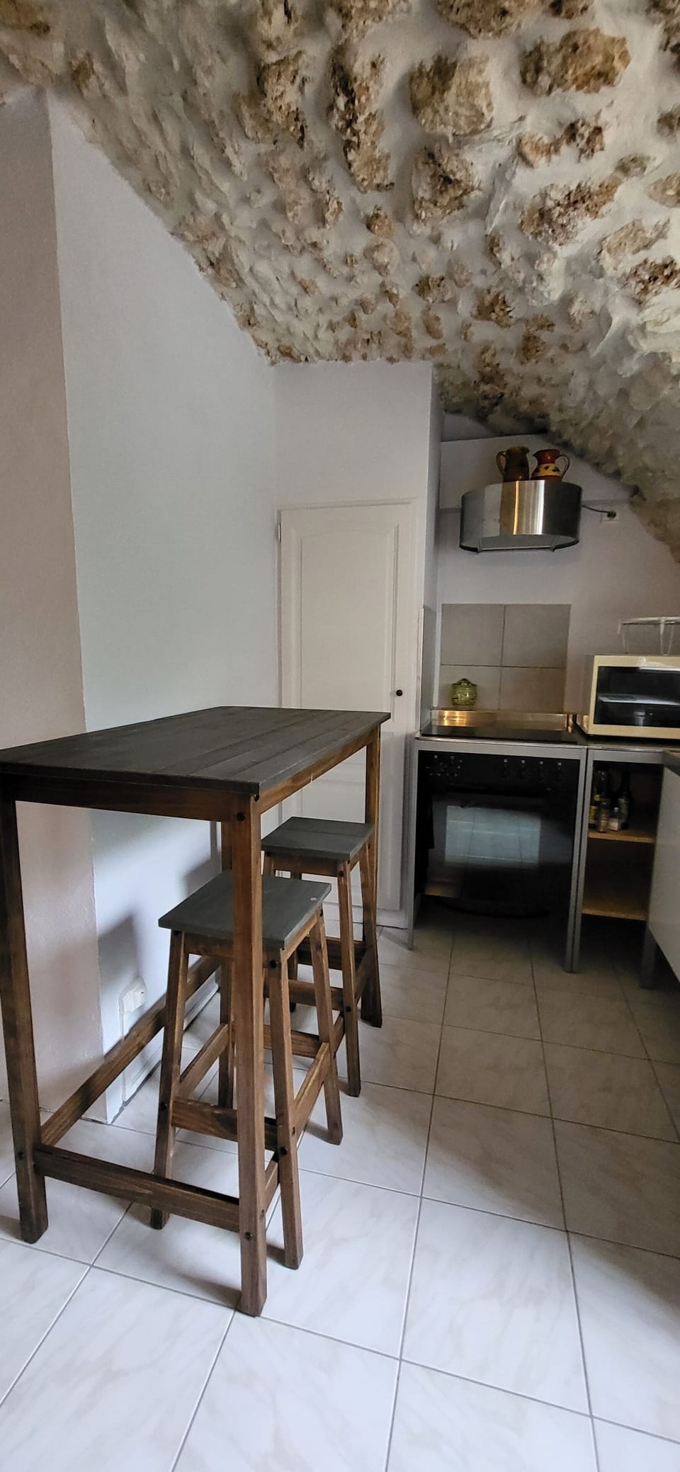 Deluxe Studio, 1 King Bed, Non Smoking, Kitchen | Private kitchen | Shared fridge, microwave, coffee/tea maker, electric kettle