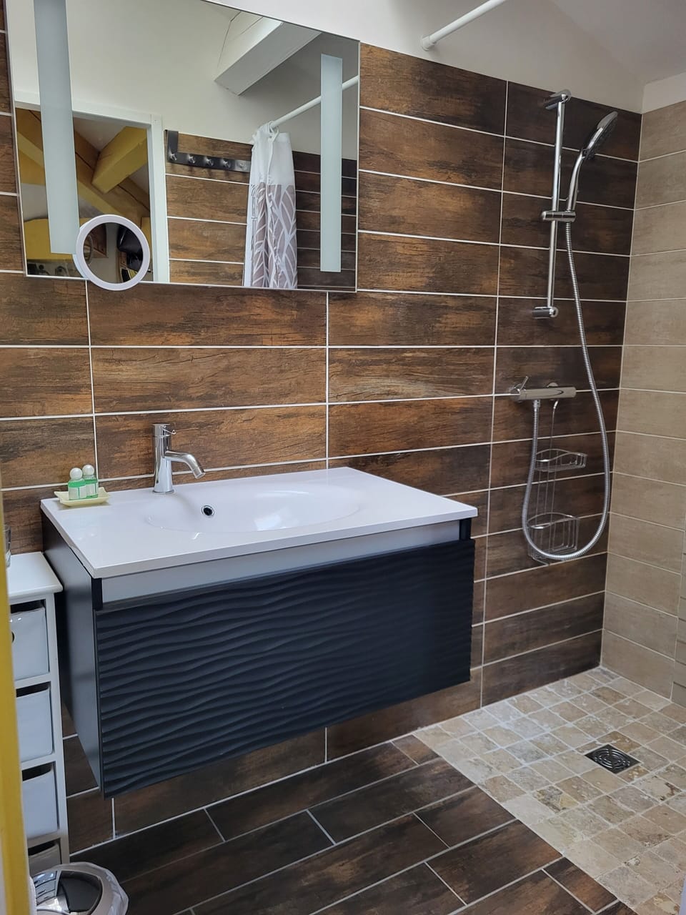 Deluxe Single Room | Bathroom | Shower, hydromassage showerhead, hair dryer