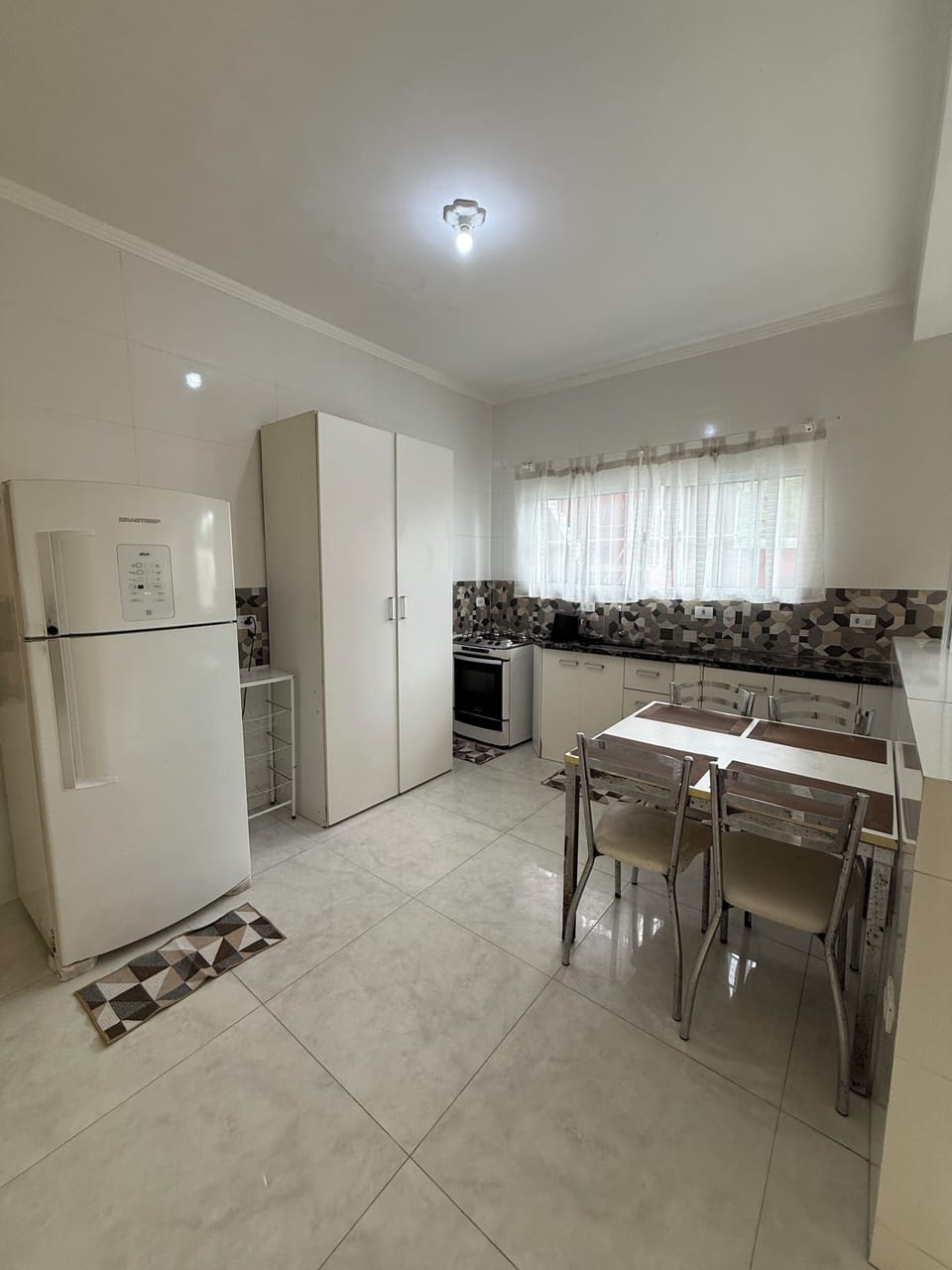 Family House, Kitchen, Pool View | Private kitchen