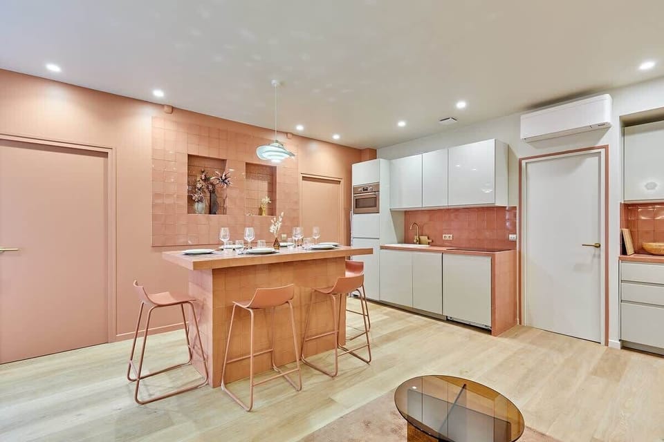 cuisine américaine et table haute pour diner