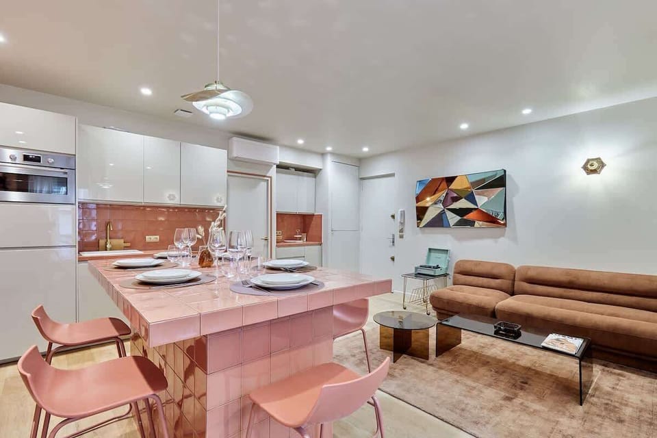 Salon avec cuisine américaine et table haute pour diner