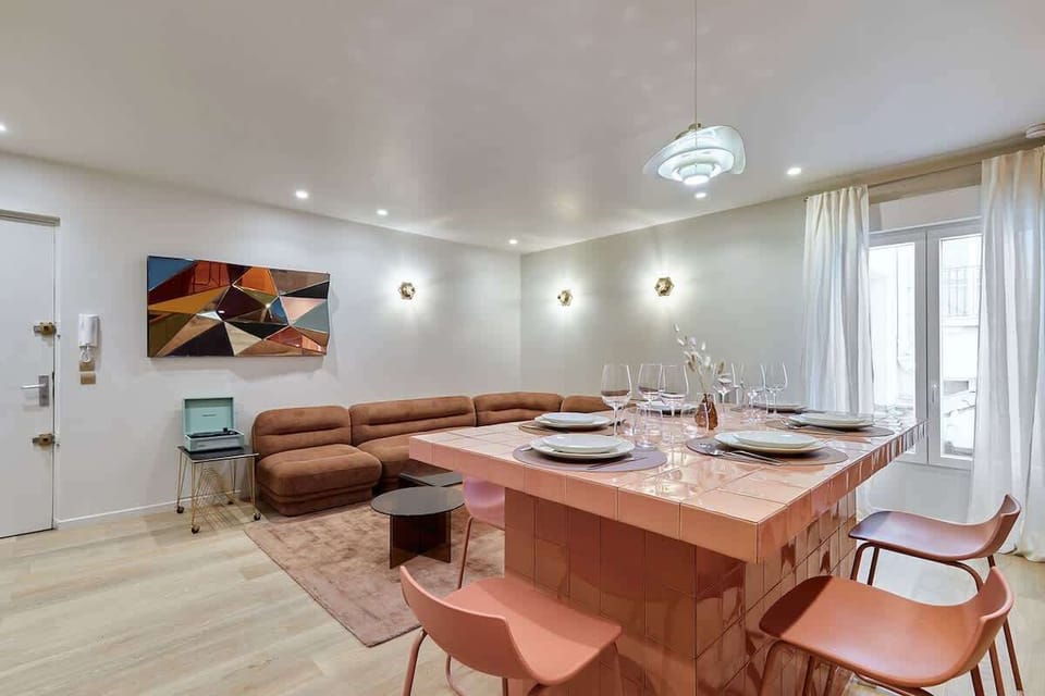 Salon avec cuisine américaine et table haute pour diner