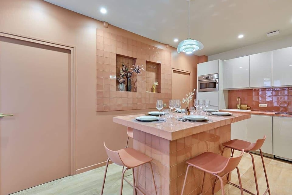 cuisine américaine et table haute pour diner