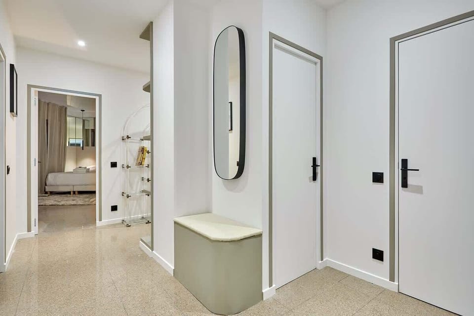 Salle de bain complète avec douche et toilette