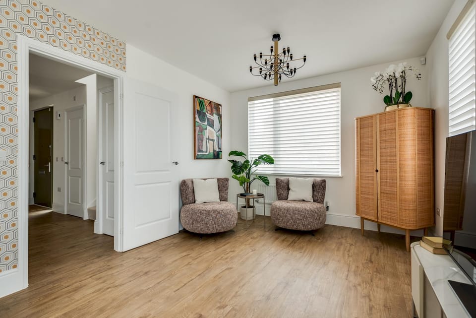 House | 4 bedrooms, desk