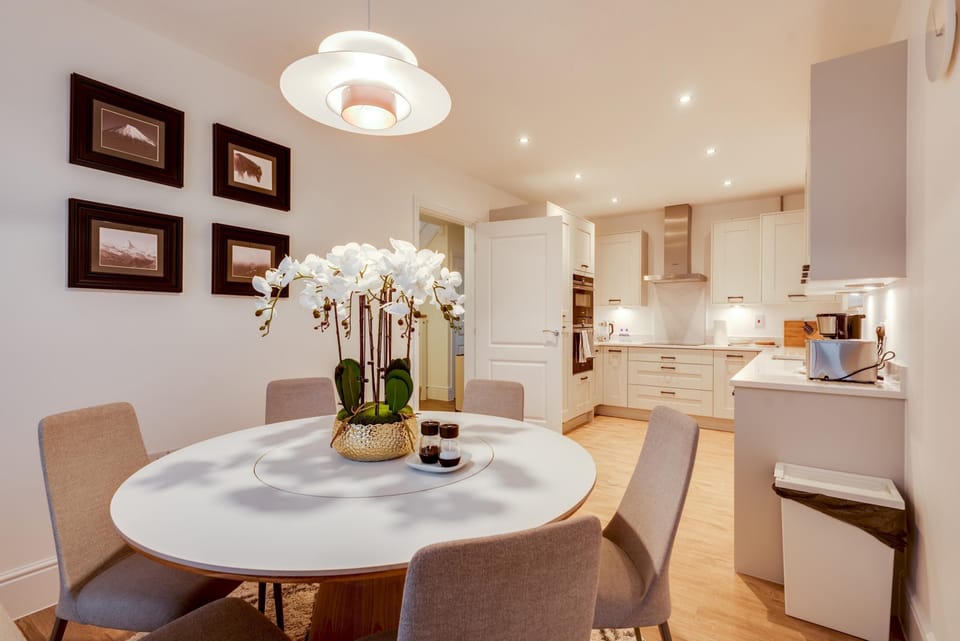 House | 4 bedrooms, desk