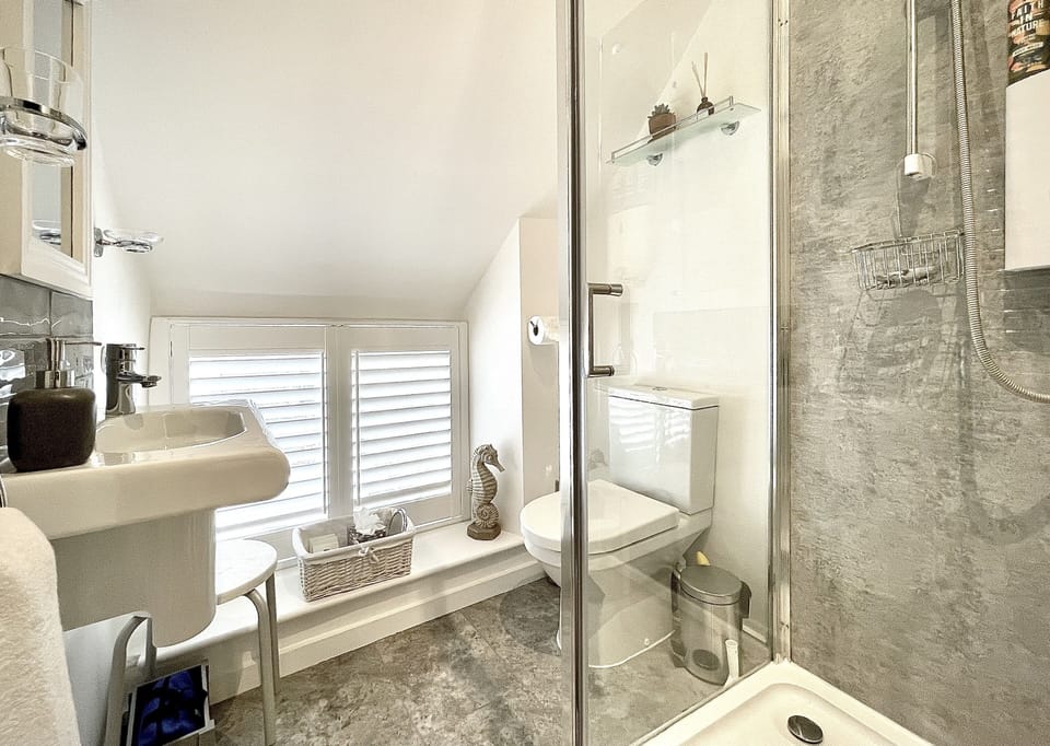En suite shower wc