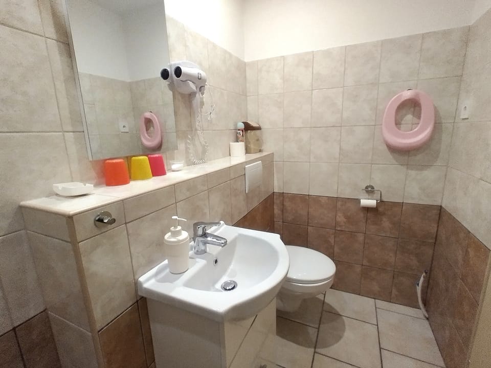 Room, 2 Bedrooms, Smoking, Patio | Bathroom