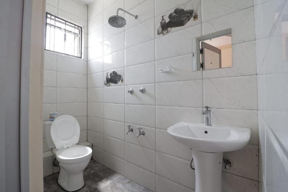 Basic Studio | Bathroom | Shower, free toiletries, slippers, bidet