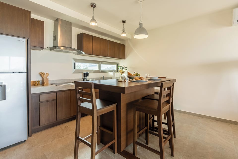 Fridge, microwave, oven, coffee/tea maker