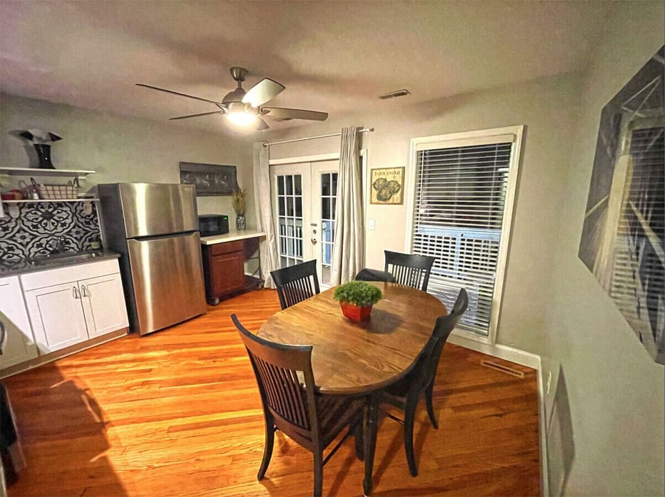 Dine in kitchen