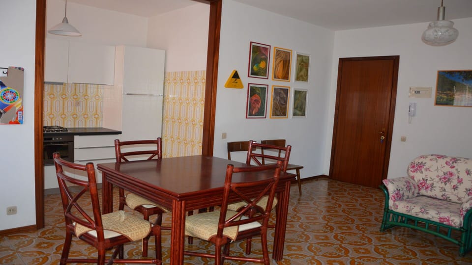 Apartment, 2 Bedrooms, Balcony, City View | Dining