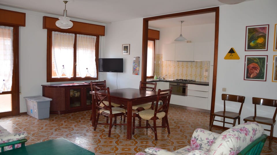 Apartment, 2 Bedrooms, Balcony, City View | Dining
