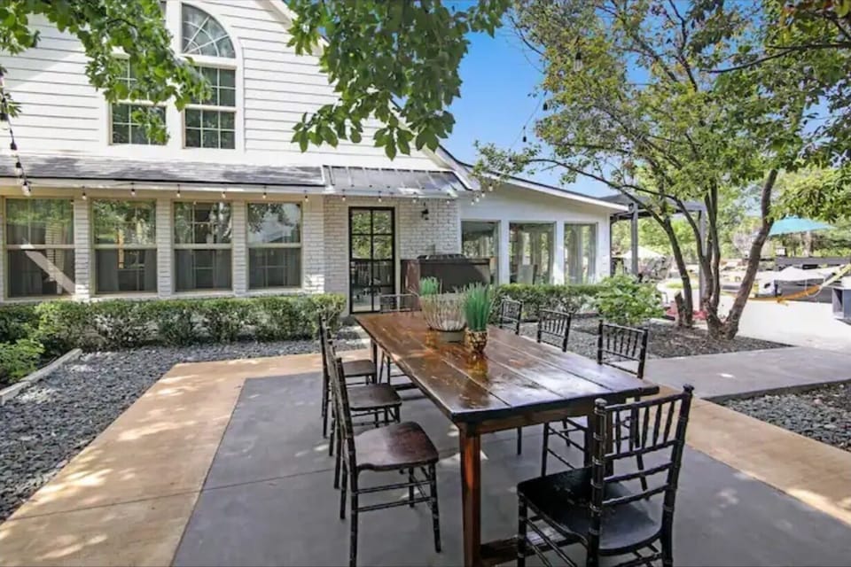 Outdoor dining