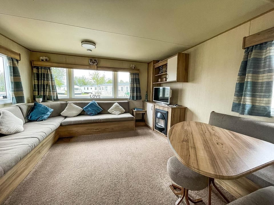 Caravansleeps8-hottub-fireplace-garden-patio Lodge in Tattershall
