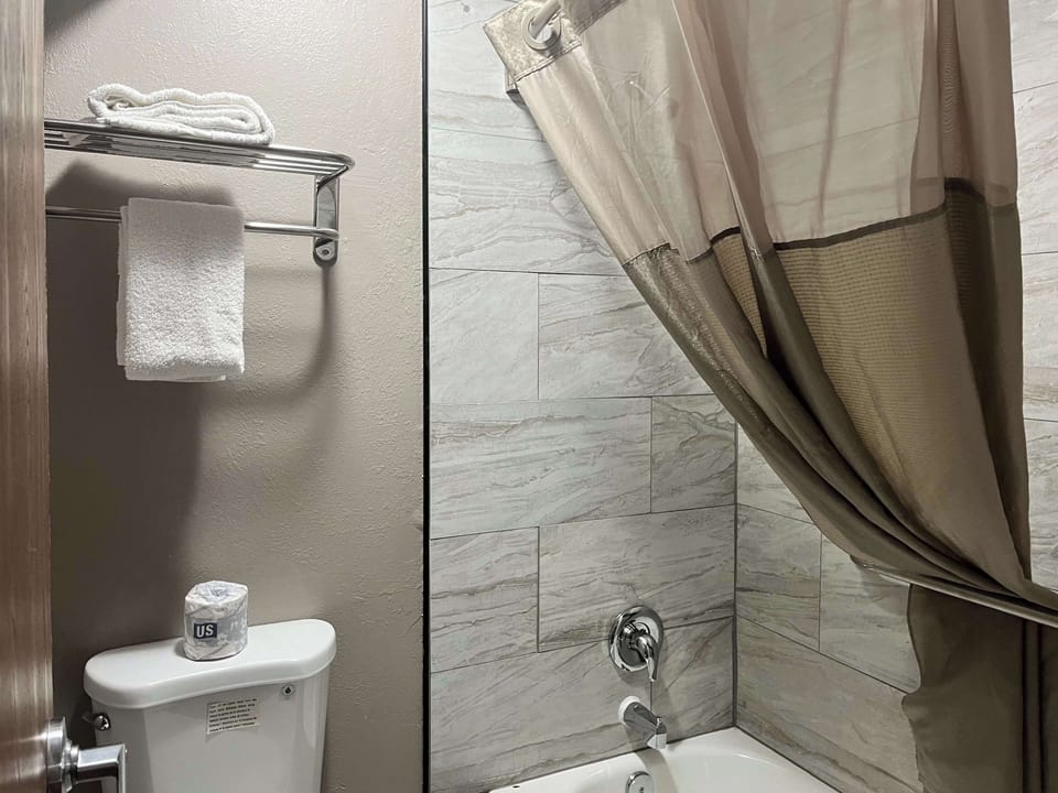 Combined shower/tub, towels