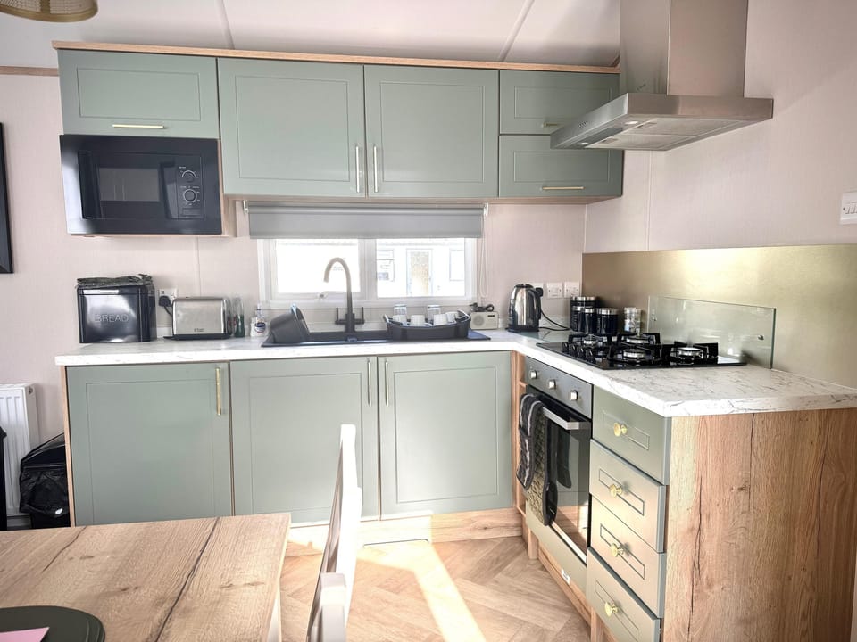 Cabin | Private kitchen | Fridge, microwave, oven, stovetop