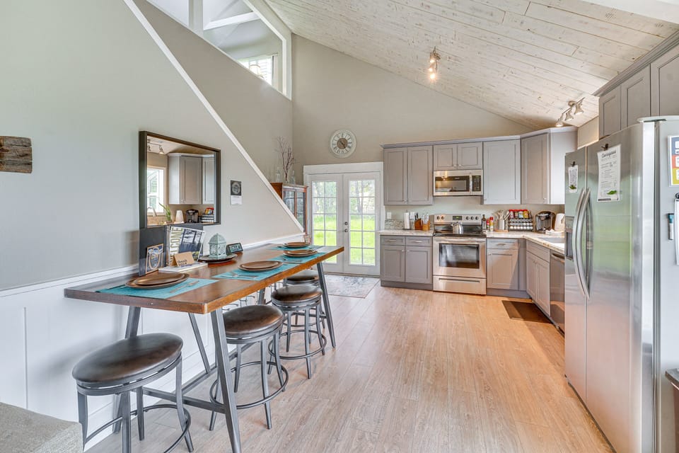 Dining Area | Dishware & Flatware Provided