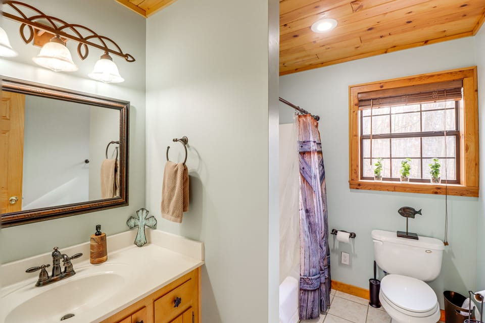Full Bathroom | Shower/Tub Combo | Complimentary Toiletries | Hair Dryer